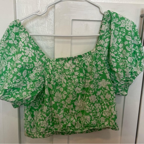 Xs Universal Thread green and white floral off the shoulder crop top - Picture 2 of 4